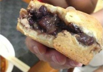 “红豆姊”手伤无法做饼，...