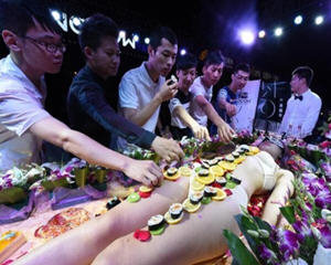 太原酒吧上演人体寿司宴，...
