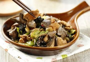 做传统鲁菜“爆三样”四个...