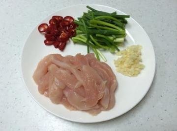 鸡胸肉切成细条