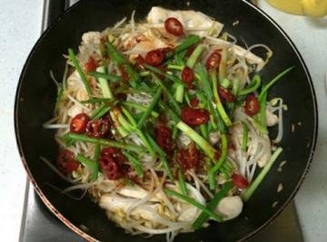 放入葱段、辣椒圈和酱汁