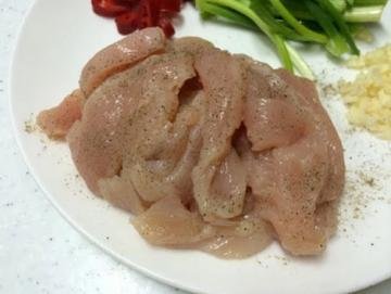 鸡胸肉用胡椒抓腌一下