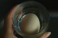 十秒钟快速剥鸡蛋――手不碰就能剥出光滑白嫩鸡蛋的做法 步骤2