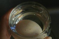 十秒钟快速剥鸡蛋――手不碰就能剥出光滑白嫩鸡蛋的做法 步骤3