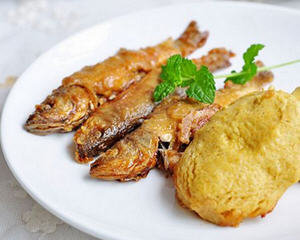 大锅炖小鱼烀饼子
