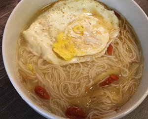 枸杞麻油鸡蛋面线
