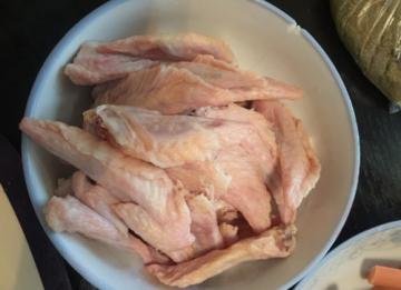 鸡翅有点黑还能吃吗？