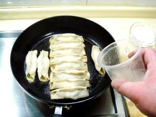 【2011年菜展】京城话美食，地道北京味儿“锅贴”的做法步骤：12