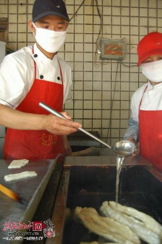 刘洪安良心油条哥经营的是...