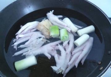 快速去除鸡爪腥味的方法图...