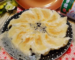 冷冻水饺做冰花煎饺
