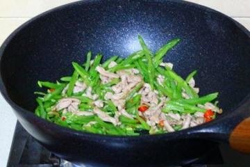 扁豆炒肉丝家常做法与窍门2