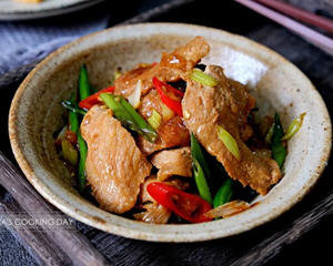葱爆松阪猪肉：口感弹牙香...