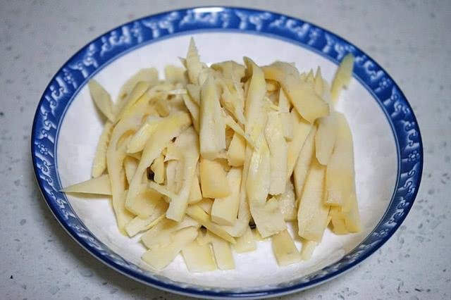 健胃鸡胗做【泡椒春笋炒鸡胗】，搭配应季春笋4