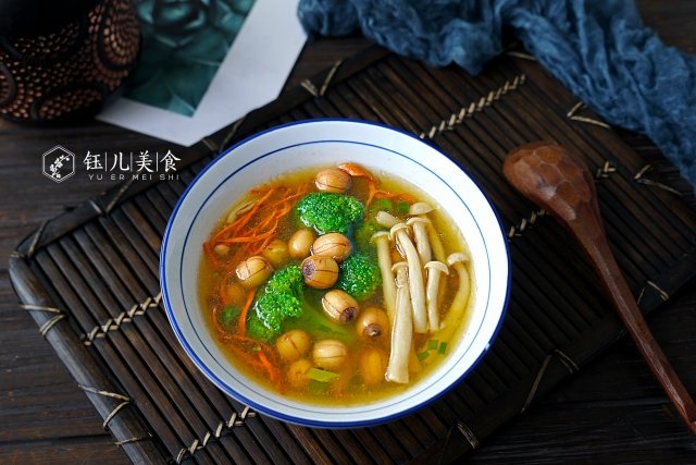 天气干燥多喝蔬菜汤，鲜美又滋润补水1