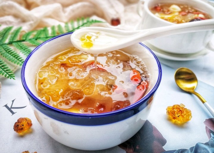 超级香甜的养生羹：红枣莲子银耳桃胶羹2