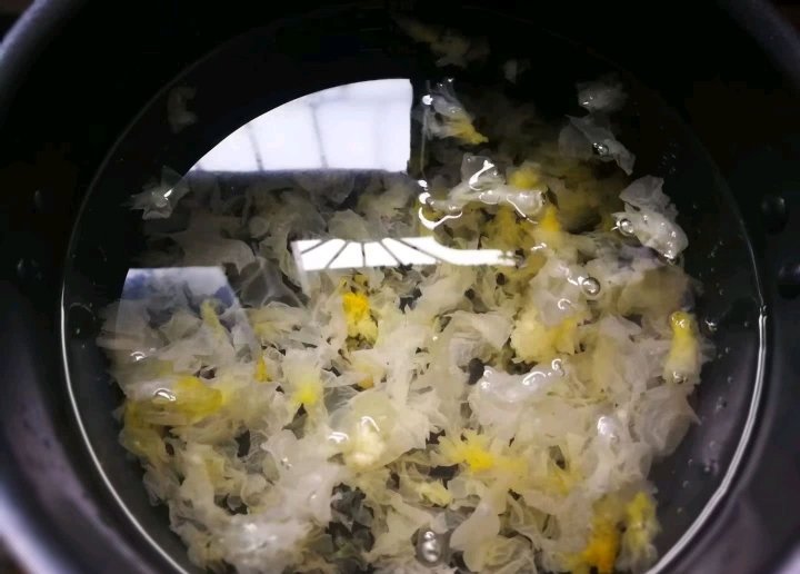 超级香甜的养生羹：红枣莲子银耳桃胶羹5