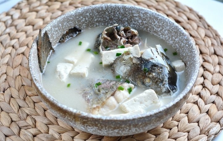 做【鱼头豆腐汤】用凉水还...
