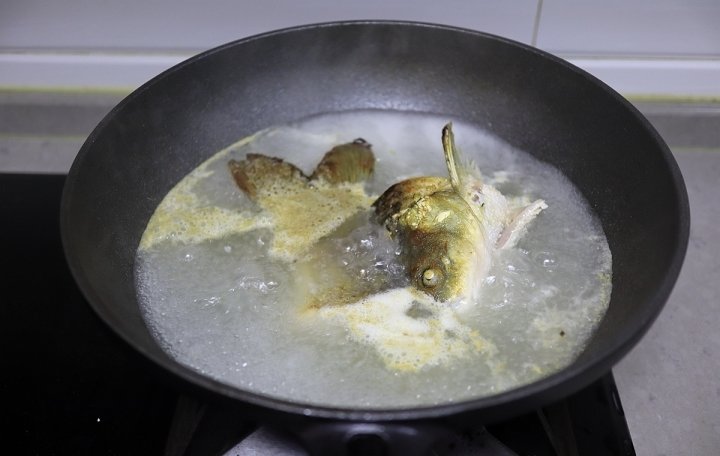 做【鱼头豆腐汤】用凉水还是用热水，有技巧！8