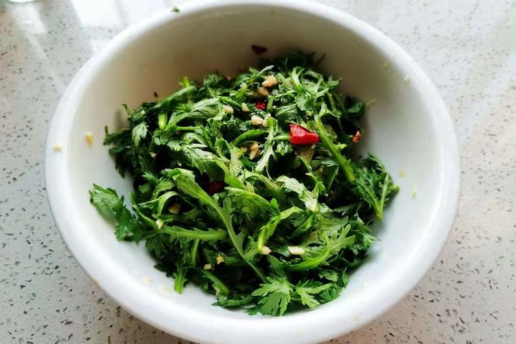 清爽又养胃的【生拌茼蒿叶】8