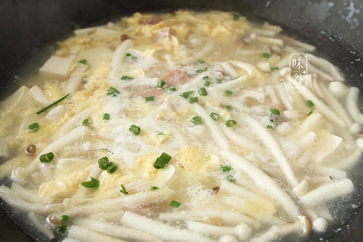 鲜美味道、口感滑嫩、补充营养的豆腐菌菇汤9
