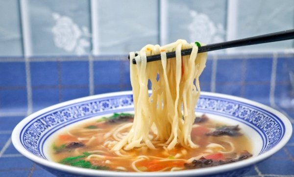 健康又养胃的海鲜酸汤面的...