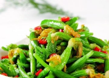 【小黄瓜炒牛肉】秋冬季节吃这道菜可以帮助排出毒素，补血养颜2