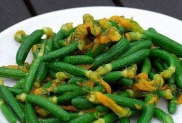【小黄瓜炒牛肉】秋冬季节吃这道菜可以帮助排出毒素，补血养颜3