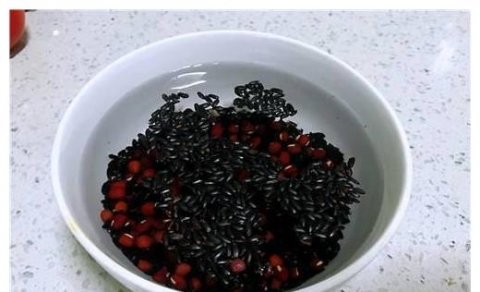 【红豆黑米粥】暖宫补血，气血足脸色好4