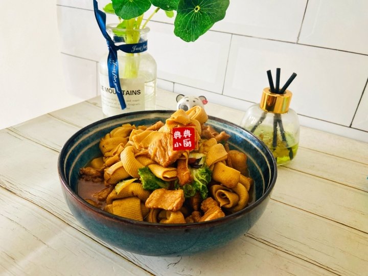 冬天猪肉蔬菜一锅烩做成【千张结烧肉】，好吃又简单1