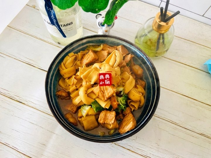 冬天猪肉蔬菜一锅烩做成【千张结烧肉】，好吃又简单2