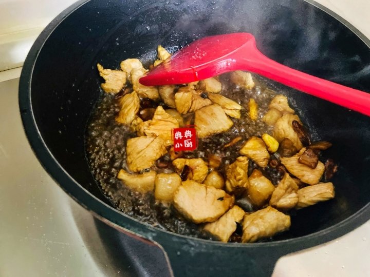 冬天猪肉蔬菜一锅烩做成【千张结烧肉】，好吃又简单5
