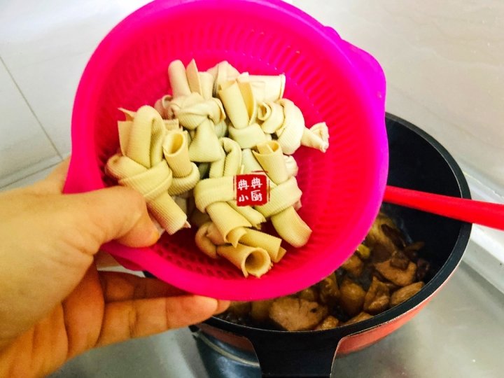 冬天猪肉蔬菜一锅烩做成【千张结烧肉】，好吃又简单6