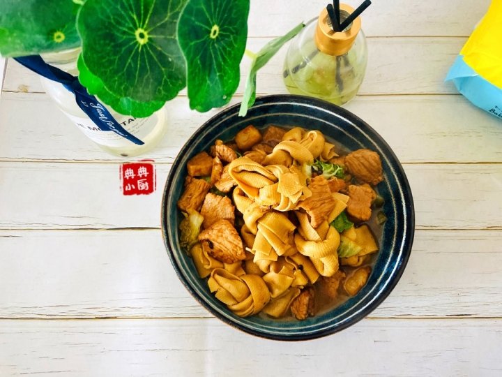 冬天猪肉蔬菜一锅烩做成【千张结烧肉】，好吃又简单8