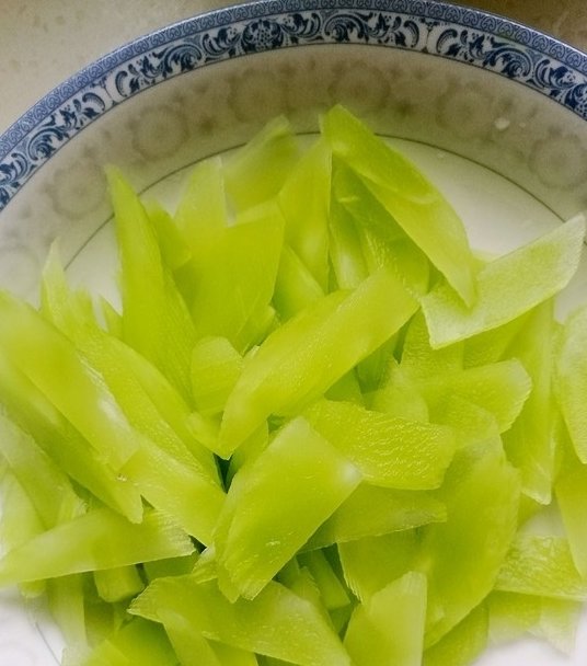 补血长高个，保护视力吃【莴笋炒猪肝】1