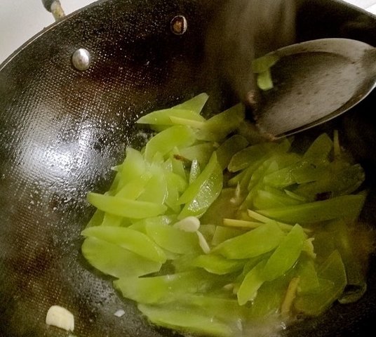 补血长高个，保护视力吃【莴笋炒猪肝】6