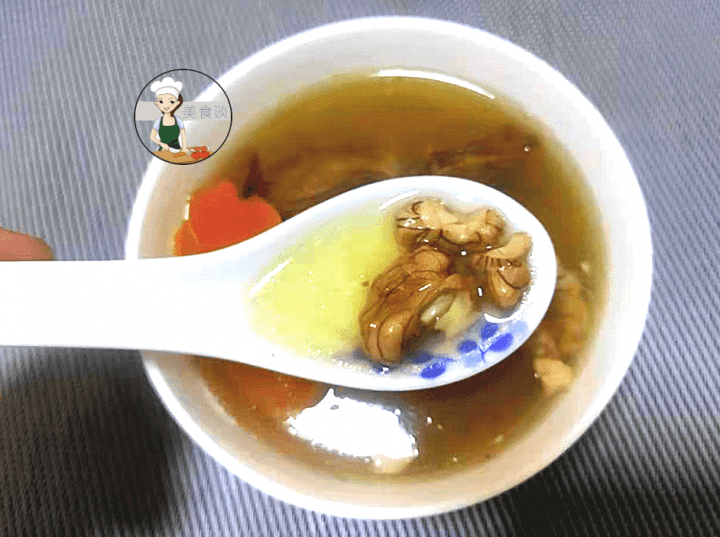 用脑多睡眠不好，多喝【苹果核桃胡萝卜猪骨汤】2