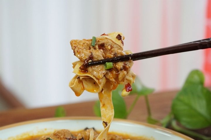 冬日吃香辣可口、菜鲜肉嫩的水煮肉片，把身体的热量补得足足的2