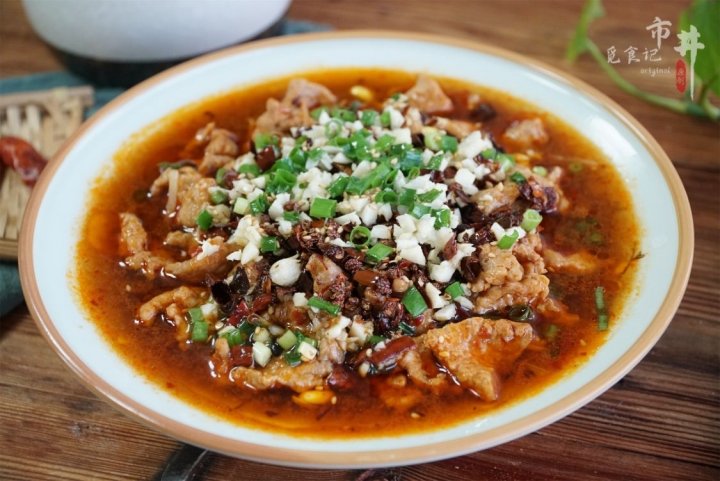 冬日吃香辣可口、菜鲜肉嫩的水煮肉片，把身体的热量补得足足的3