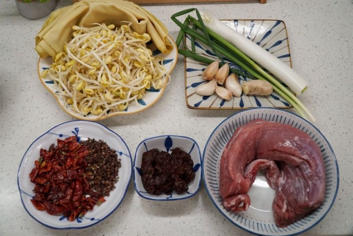 冬日吃香辣可口、菜鲜肉嫩的水煮肉片，把身体的热量补得足足的4