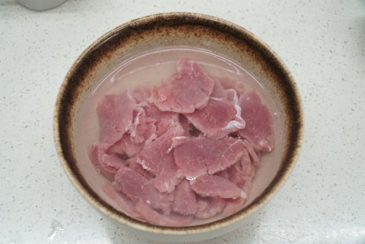 冬日吃香辣可口、菜鲜肉嫩的水煮肉片，把身体的热量补得足足的5