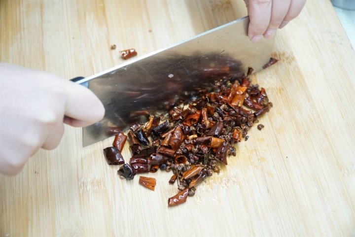冬日吃香辣可口、菜鲜肉嫩的水煮肉片，把身体的热量补得足足的8