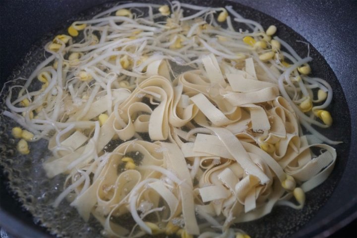 冬日吃香辣可口、菜鲜肉嫩的水煮肉片，把身体的热量补得足足的9