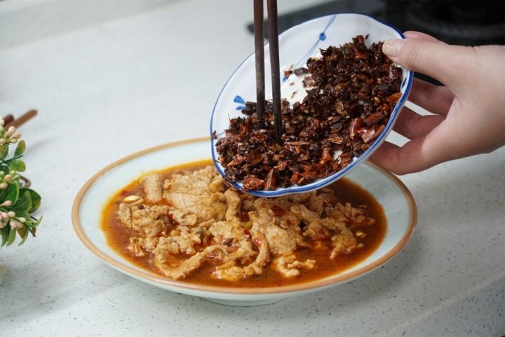 冬日吃香辣可口、菜鲜肉嫩的水煮肉片，把身体的热量补得足足的12