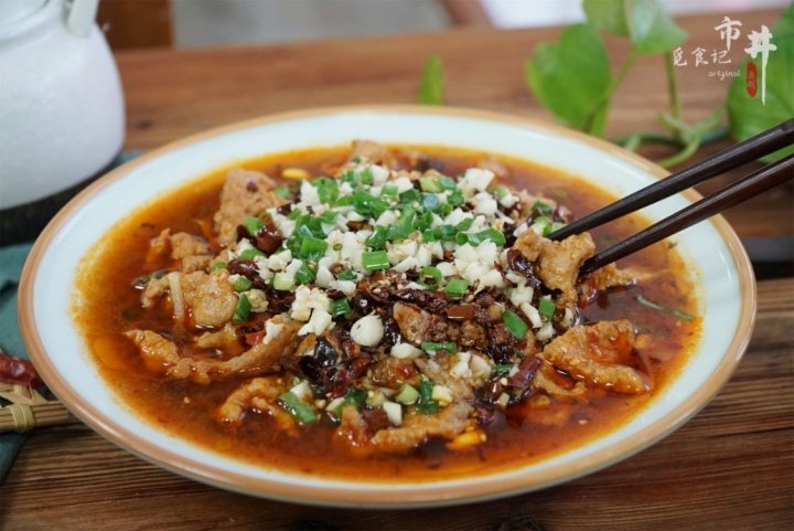 冬日吃香辣可口、菜鲜肉嫩的水煮肉片，把身体的热量补得足足的15