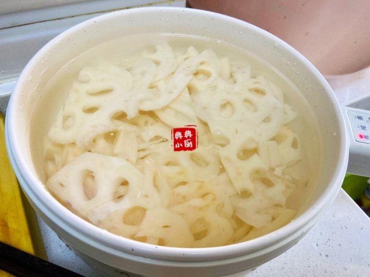 秋冬多吃经典家常菜【清炒藕片】，香脆爽口特好吃4