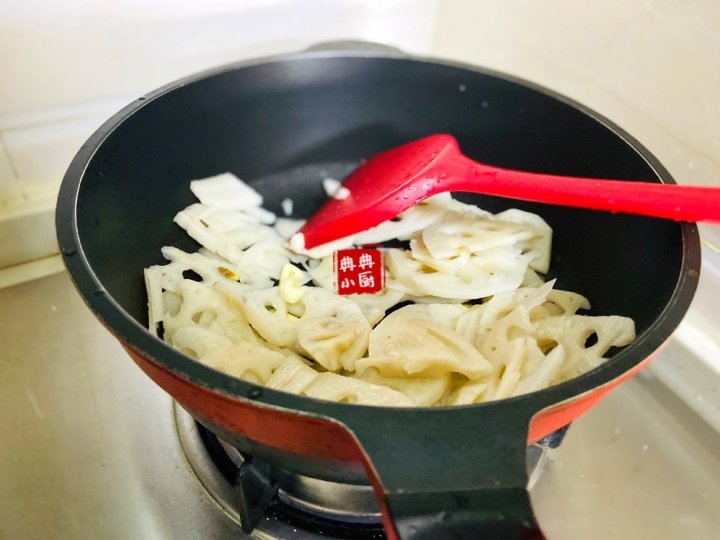秋冬多吃经典家常菜【清炒藕片】，香脆爽口特好吃6