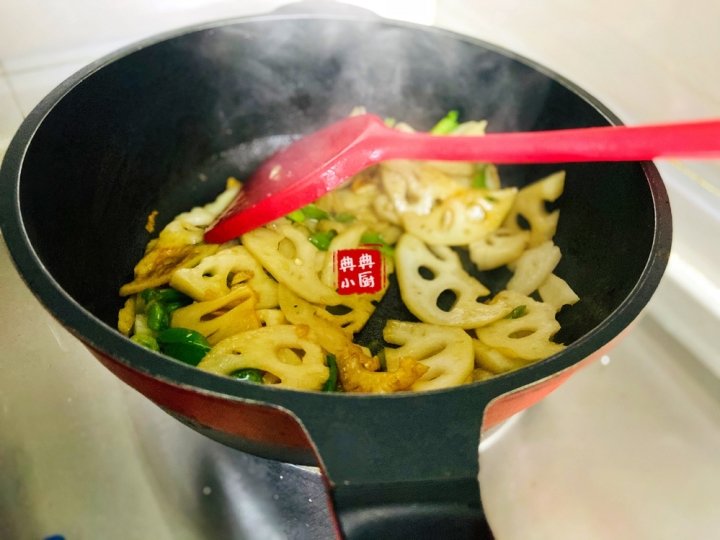 秋冬多吃经典家常菜【清炒藕片】，香脆爽口特好吃8