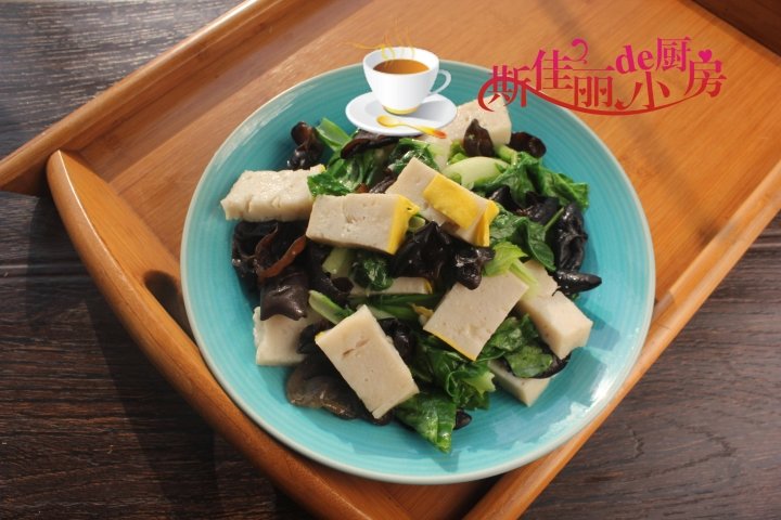 冬天多吃【木耳白菜炒鱼糕】，进补又营养1