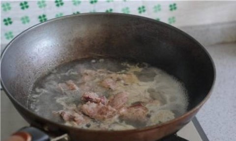 女性贫血多吃【墨鱼炖排骨】，补血润肤5
